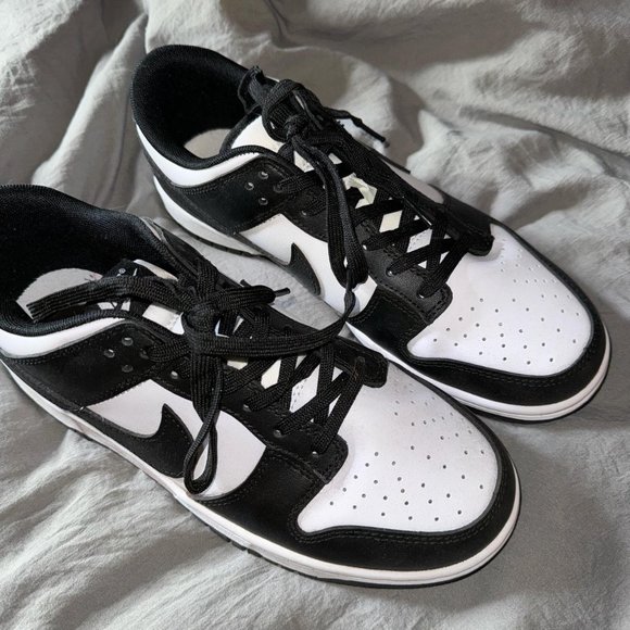 Nike Women's Black and White Trainers - Picture 1 of 3